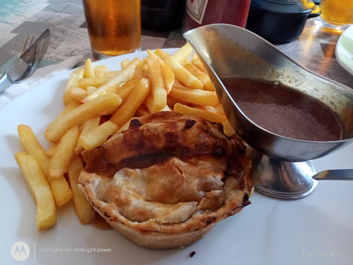 ThiChaplain's tweet image. Une tourte "Beef &amp;amp;Ale" (c'est un boeuf bourguignon mais avec de la bière), des #chips et un verre de jus de pomme, c'était très bien pour 11 euros. C'est soit en "Take away" soit "in place" et simplement le vendredi soir (et la carte est différente le samedi midi et le dimanche).