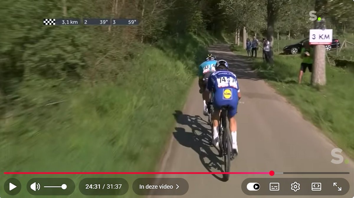 Kzzas's tweet photo. @DougBikes @BenjiNaesen That's a bit of a myth. The time gaps at 3k to go were right. Tv doesn't show them all passing at 2k, but Alaphilippe &amp; Fuglsang just f'd it. https://t.co/XVgktJARdC