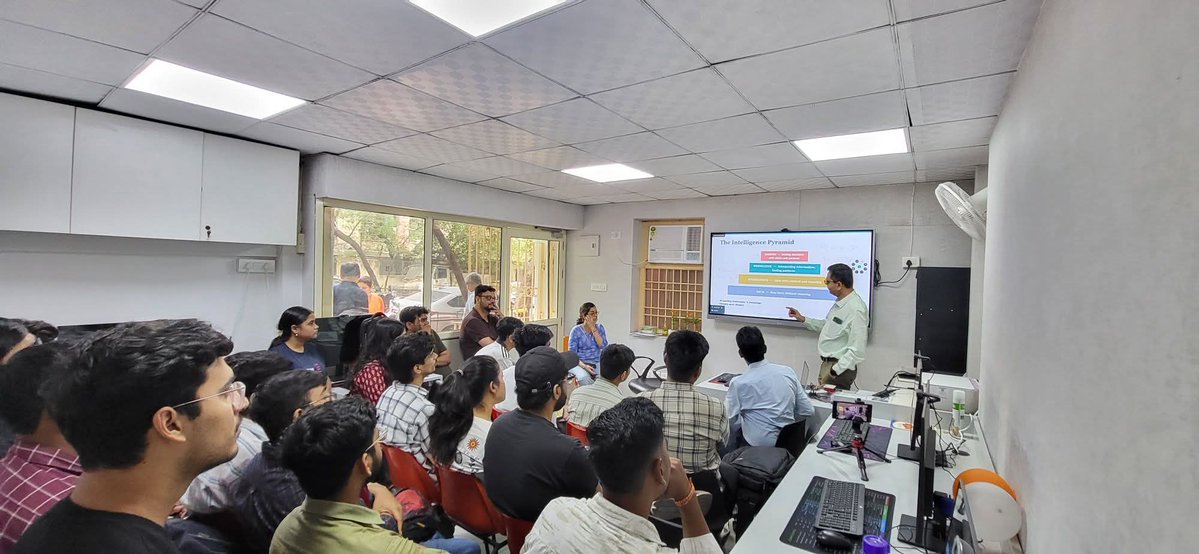 AI Master Class for PGDAV Collage, New Delhi at Swami Pranavananda AI &amp; Robotics Lab.

📍Bharat Sevashram Sangha 
Swami Pranavananda Marg 
Srinivaspuri, 
New Delhi - 110065 🇮🇳

#AI #Robotics #BharatSevashramSangha
#SwamiPranavananda 
#DigitalIndia #ArtificialIntelligence