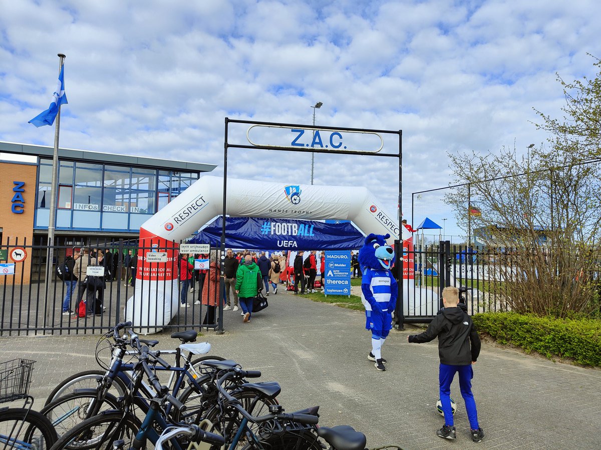 bkoens69's tweet photo. Present bij het #HanzeTrophy jeugdvoetbal toernooi, georganiseerd en gehouden bij @vvsvi en @ZAC1893. #scheidsrechter #doemee #sluitaan https://t.co/rKfVI8ny6i
