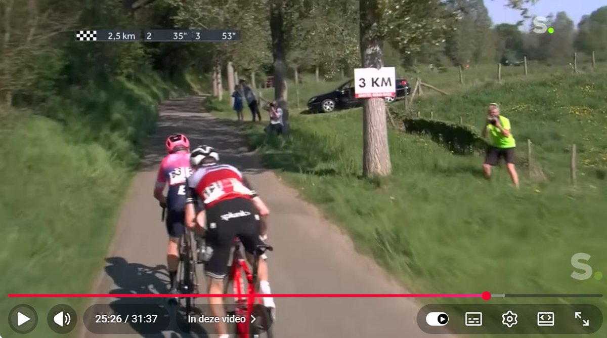 Kzzas's tweet photo. @DougBikes @BenjiNaesen That's a bit of a myth. The time gaps at 3k to go were right. Tv doesn't show them all passing at 2k, but Alaphilippe &amp; Fuglsang just f'd it. https://t.co/XVgktJARdC