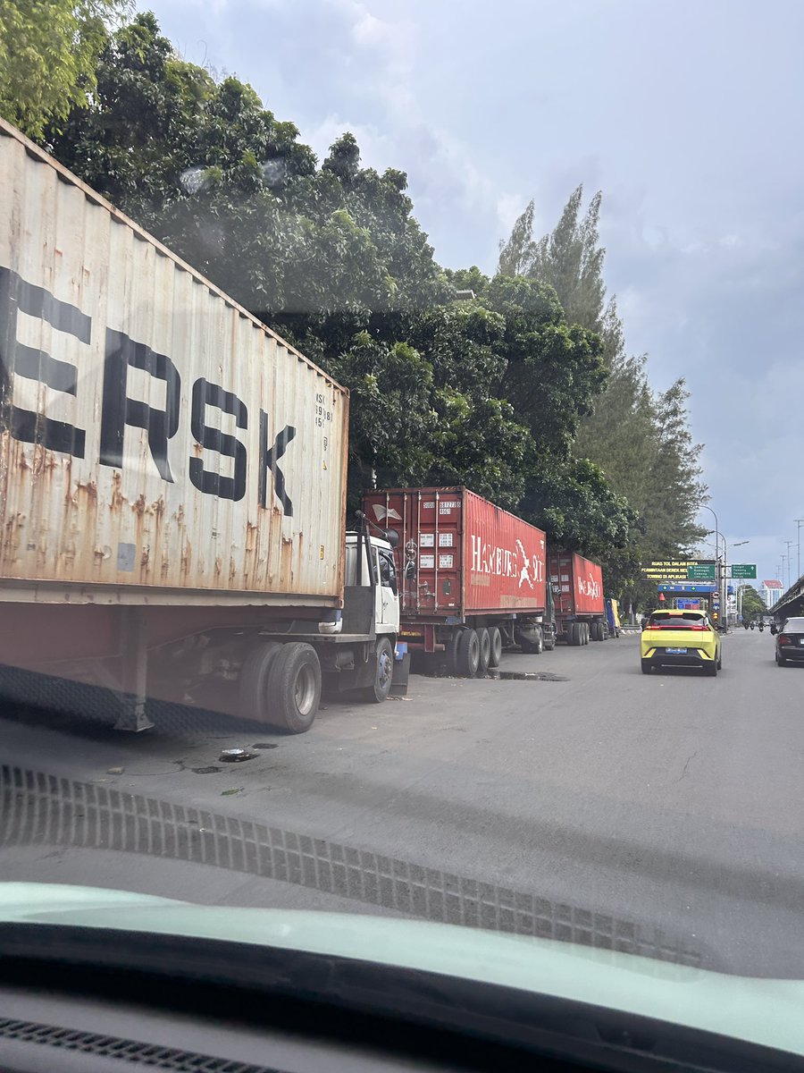 fendyishere's tweet photo. @DKIJakarta setiap hari sepanjang waktu foto di ambil jam 15. Menjelang masuk tol Latumenten arah grogol selalu ada kontainer parkir. Apakah sudah di resmikan? Atau parkir liar yang di perbolehkan? https://t.co/f4Zm7nwGKN
