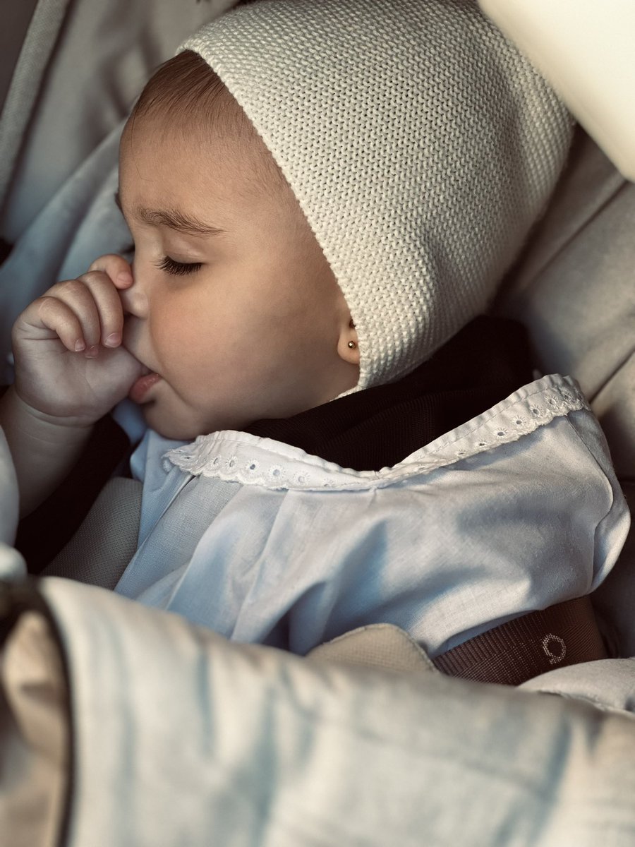 paolarglez's tweet photo. Lo sagrado no desaparece: lo expulsamos cuando dejamos de contemplar.

En un mundo que exige producir, lo sagrado invita a detenerse.

Que semana tan bonita.

✨ https://t.co/gFs0FzjOfr