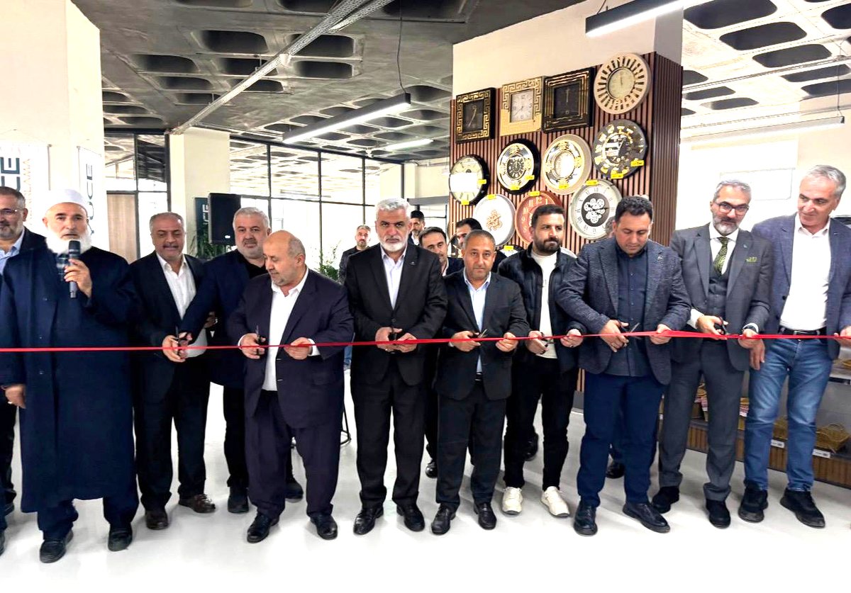 VedatTurgut's tweet photo. Değerli arkadaşımız, HAKSİAD Genel Başkan Yardımcısı İhsan Yüce abimizin İstanbul Sultanbeyli’deki züccaciye showroom açılış törenine Genel Merkez ekibimizle birlikte iştirak ettik. Toptan dağıtım yapacak bu güzel showroom mağazasının kendilerine ve iş dünyamıza hayırlı, uğurlu olmasını dilerim. Rabbim, helal dairesinde bereketli kazançlar nasip etsin.