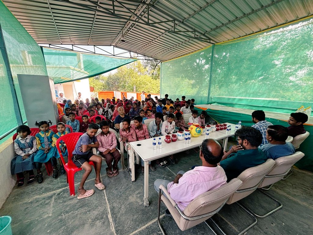 UniversalMEP's tweet photo. जल संरक्षण का संकल्प और हर घर जल का सपना! 💧✨
'विश्व जल दिवस' के विशेष अवसर पर जल जीवन मिशन के अंतर्गत जनपद अयोध्या के विकासखंड रूदौली स्थित मुजफ्फरपुर एवं जलालपुर पेयजल योजना में 'जल अर्पण' कार्यक्रम का गौरवपूर्ण आयोजन किया गया।
इस गरिमामयी कार्यक्रम में ग्राम प्रधान, स्थानीय निवासियों और जल निगम (ग्रामीण) के अधिकारियों की उपस्थिति में 'हर घर नल से स्वच्छ जल' सुनिश्चित करने की दिशा में एक और सशक्त कदम बढ़ाया गया। बच्चों और ग्रामवासियों ने न केवल स्वच्छ जल के महत्व को समझा, बल्कि जल संरक्षण की शपथ भी ली।
आइए, हम सब मिलकर इस मिशन को सफल बनाएं और जल की हर बूंद को बचाएं।
#WorldWaterDay #JalJeevanMission #Ayodhya #CleanWater #SaveWater #UPGovernment #jjm #swsm