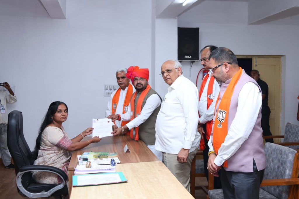 Janak_Sutariyaa's tweet photo. ઉમરેઠમાં ભાજપના ઉમેદવાર હર્ષદ પરમારે ઉમેદવારી નોંધાવી ..સીએમ ખાસ ઉપસ્થિત રહ્યાં… https://t.co/fZ1GtkoX41
