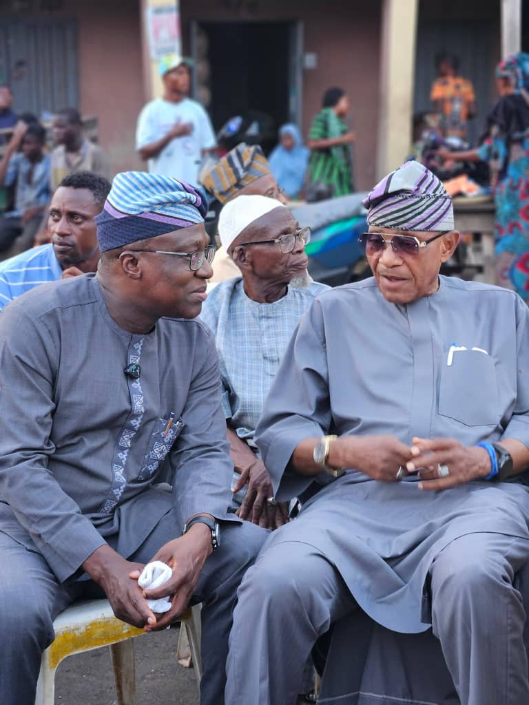 akande_debo's tweet photo. Thank you to everyone who came out to support us as we commissioned 25 solar street lights from Mapo to Orita Merin

Simple interventions like this improve safety, extend trading hours and support economic activity.

This is how we build systems that work for people. https://t.co/zi2wiWDNwy
