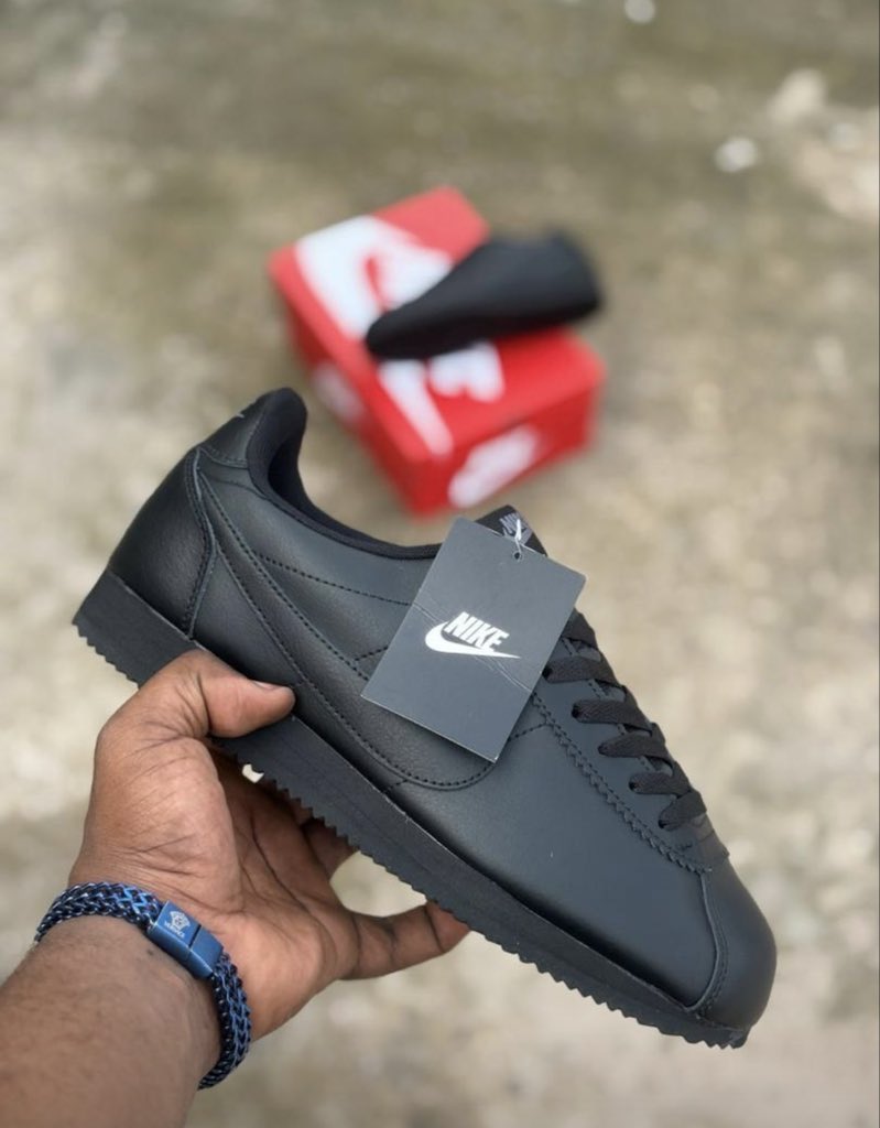 SELFSTORE_'s tweet photo. Nike Cortez triple black 

Pointure : 39 à 43

Prix : 35$ 

Contact : https://t.co/hTUa6ZOSuU https://t.co/u7Fzen85kf