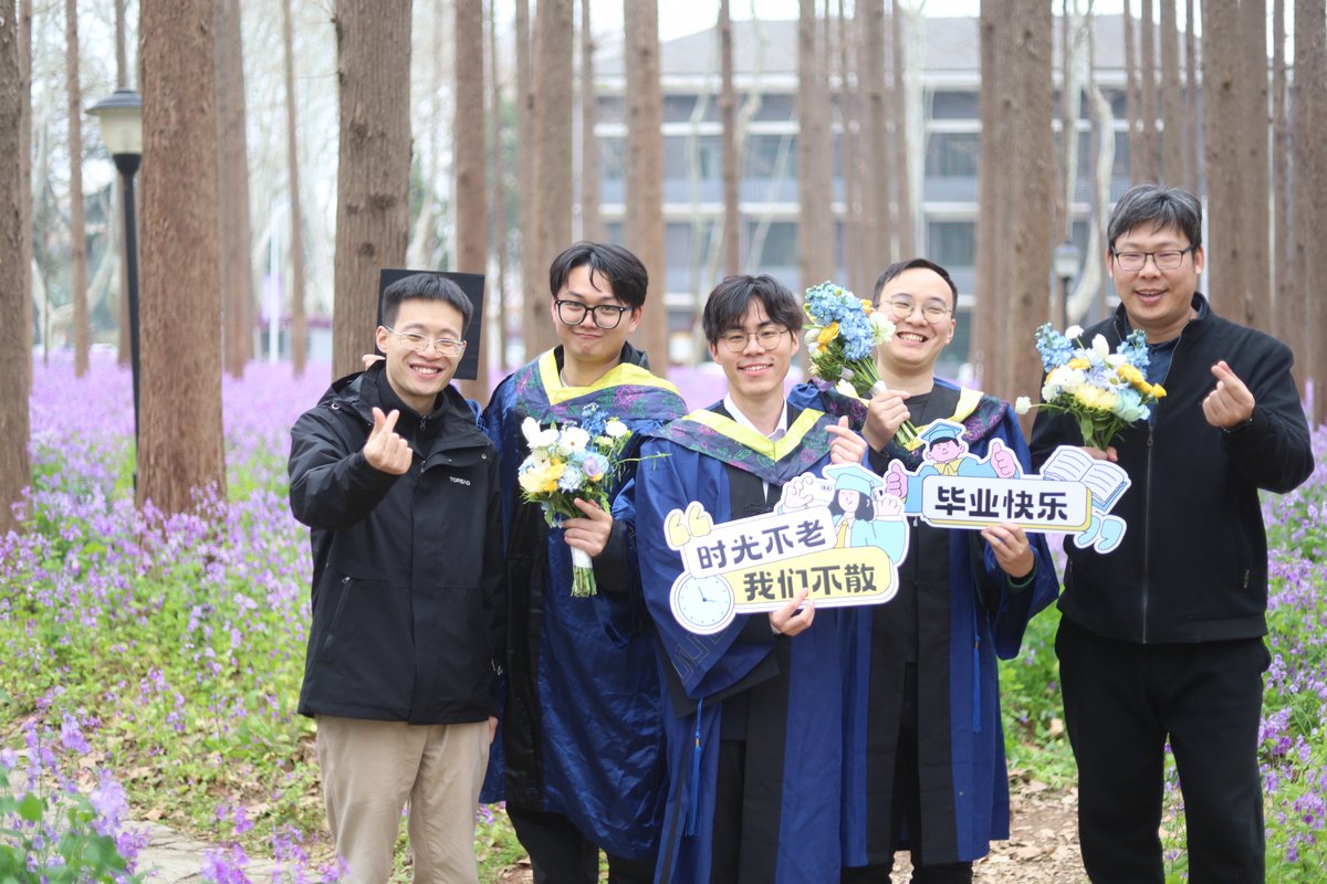 SCILab_NJUST's tweet photo. Our lab is celebrating its brilliant grads this season! 🎉

After mastering the art of imaging, these innovators are ready to transform the future. Proud of every pixel of your journey! 
Check out the pics of our inspiring team. 📸 
Congrats! #GraduationSeason #SCILab #NJUST https://t.co/vdYZ4CYtD4