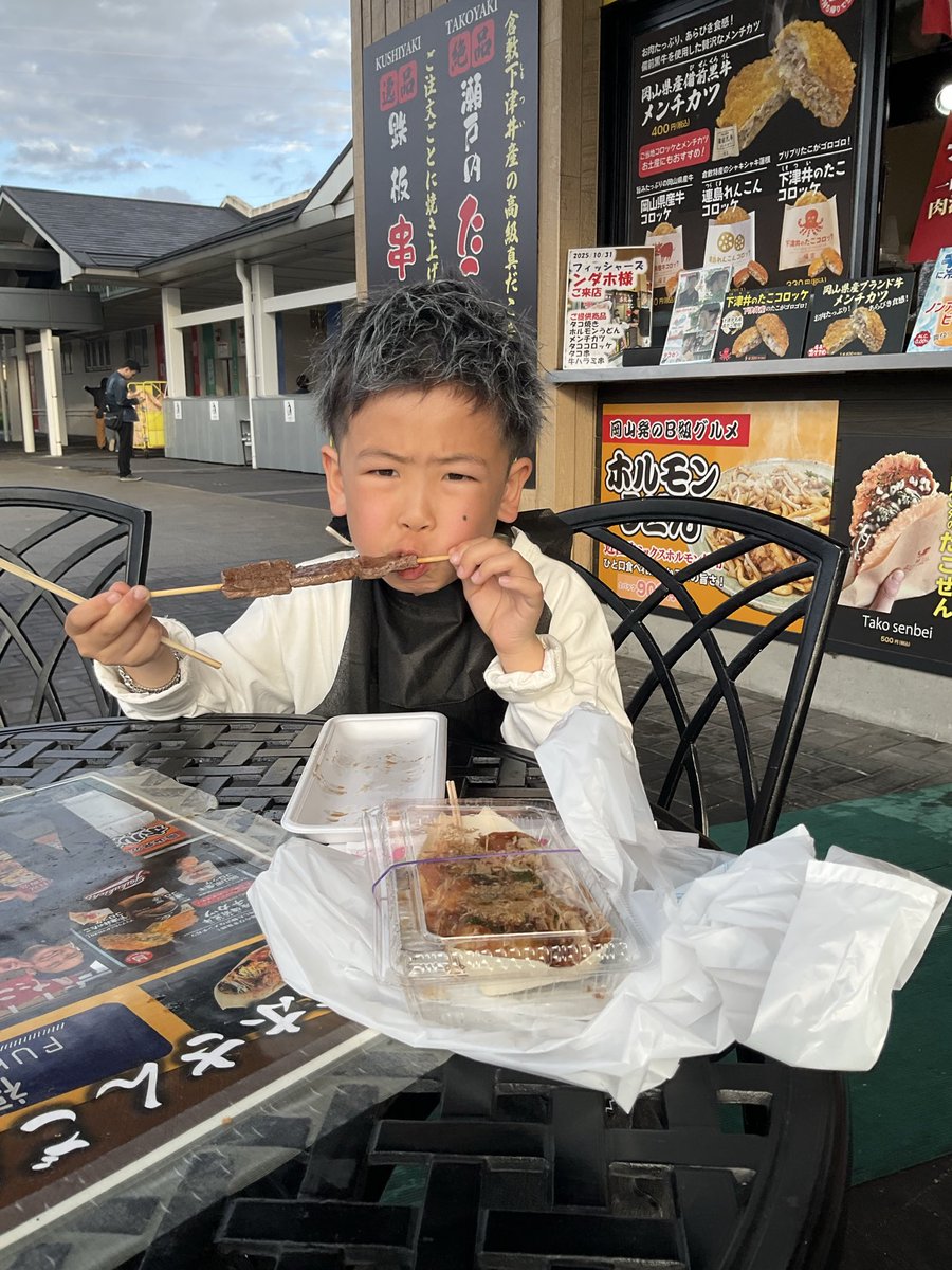 niwasuki28's tweet photo. 買い物に夢中でお昼飛ばしたからがっついてる🤤 https://t.co/vjGsE0kS2u