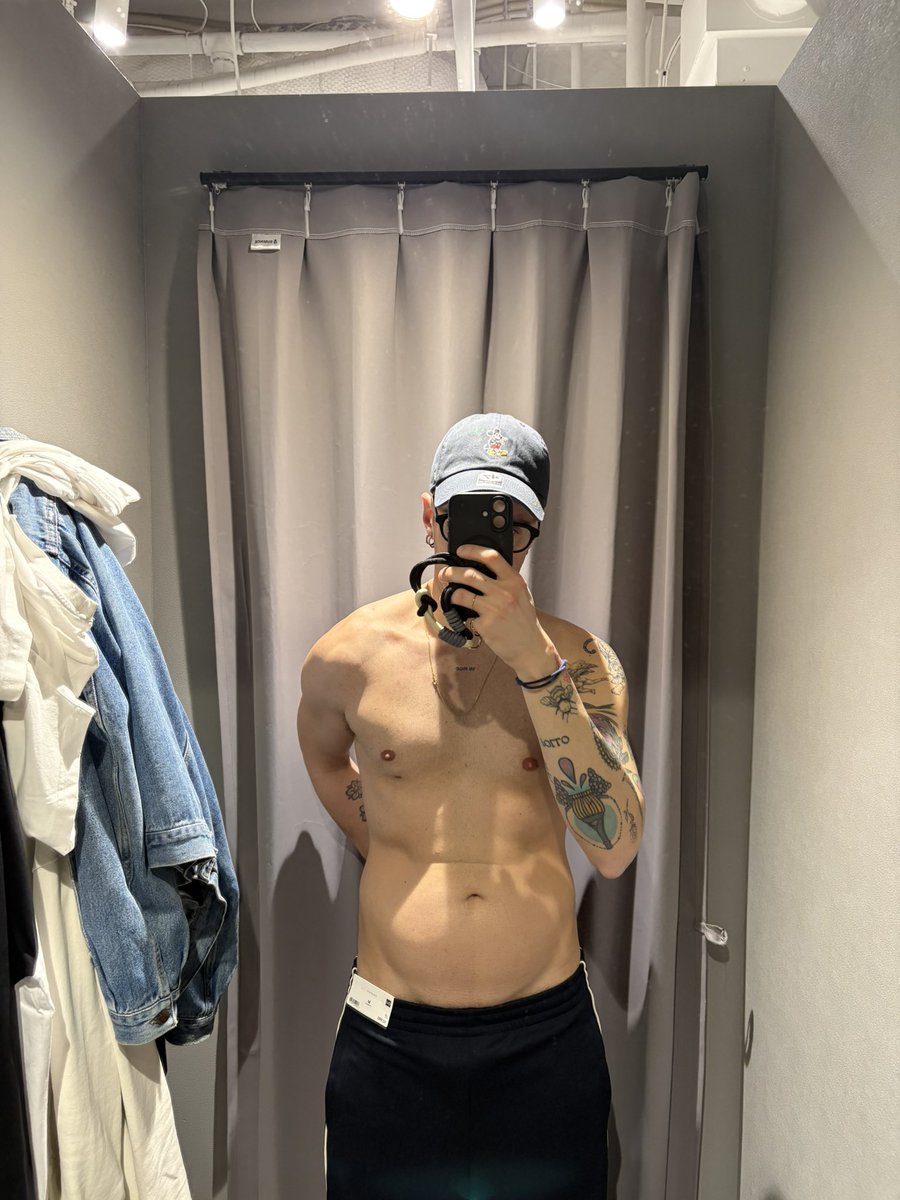 giallomeno's tweet photo. Fitting roomzzzz https://t.co/1WNt0x098P