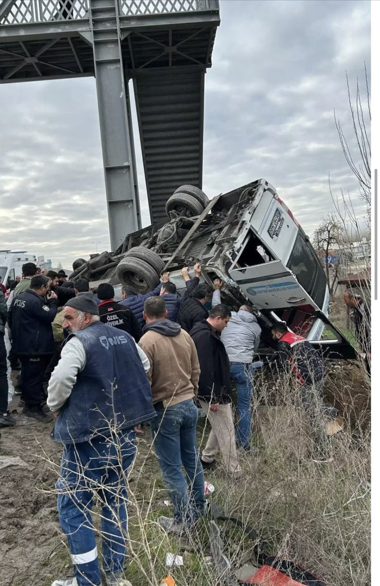 SON DAKİKA… Ankara Feci Kaza!!
Özel Halk Otobüsü Üst geçite çarptı,
Kaza 4 *lü 13 Yaralı