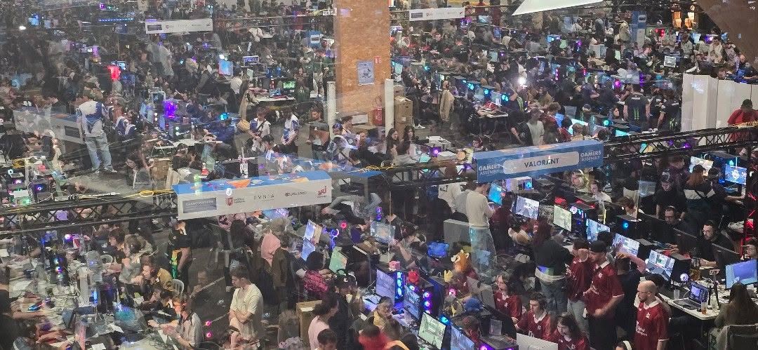 RiotMarco_'s tweet photo. À la Gamers Assembly 2026 avec @Julzod_ et @orKsDarth 🔥
N’hésites pas à venir nous faire vos retours sur le circuit Le Tour, ou l’esport de manière générale 👊

En bonus quelques goodies pour vous 👀 https://t.co/0VysVeeeu1
