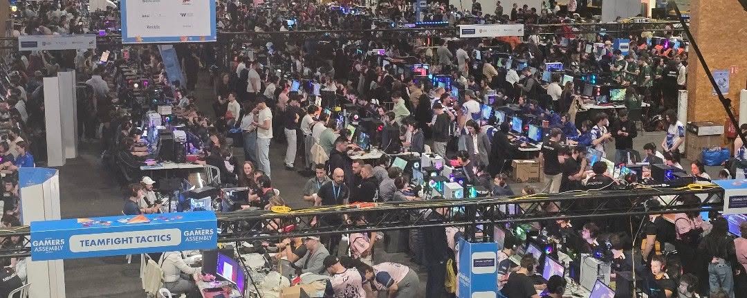 RiotMarco_'s tweet photo. À la Gamers Assembly 2026 avec @Julzod_ et @orKsDarth 🔥
N’hésites pas à venir nous faire vos retours sur le circuit Le Tour, ou l’esport de manière générale 👊

En bonus quelques goodies pour vous 👀 https://t.co/0VysVeeeu1