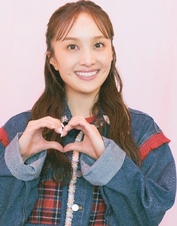 beninee_'s tweet photo. 女ってスキより先に私の人生とちゃんと向き合ってくれる男かどうかを見てる生き物。

百田夏菜子が惚れたのもわかる。
堂本剛が言ってたのがこれ。

付き合うって自分と相手の人生をひとつにすること。

大切だから気になる。
好きだから気になる。
信頼したいし信頼させてほしい。

「今日何時に帰る？」
「明日なにしてる？」

これ詮索じゃない。
ただ大切だから知りたいだけ。

この知りたいの意味を理解できる男って
愛の本質がわかってる。

連絡は義務じゃない。
安心はふたりで育てるもの。

こういう男は恋人じゃなくて
人生の相棒になれる男。

だから勘違いしやすいのが、、、