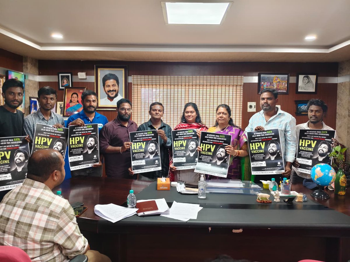 AAFAOnline's tweet photo. వరంగల్: నేడు అల్లు అర్జున్ ఫ్యాన్స్ అసోసియేషన్ ఆధ్వర్యంలో మహిళల్లో గర్భాశయ (సర్వైకల్) క్యాన్సర్ నివారణపై అవగాహన కల్పించే గోడ పత్రికను (Poster) గౌరవనీయ  
గ్రేటర్ వరంగల్ మున్సిపల్ కార్పొరేషన్ మేయర్ గుండు సుధారాణి గారిచే ఆవిష్కరించడం జరిగింది

అల్లు అర్జున్ అభిమానుల సామాజిక స్పృహ అభినందనీయం: వరంగల్ మేయర్ గుండు సుధారాణి
వరంగల్: కేవలం కటౌట్లు, బ్యానర్లకే పరిమితం కాకుండా సమాజానికి ఉపయోగపడే కార్యక్రమాలు చేపట్టడం అల్లు అర్జున్ అభిమానుల గొప్పతనమని గ్రేటర్ వరంగల్ మున్సిపల్ కార్పొరేషన్ మేయర్ గుండు సుధారాణి కొనియాడారు.

వివరాల్లోకి వెళ్తే:
వరంగల్ ఉమ్మడి జిల్లాల అల్లు అర్జున్ ఫ్యాన్స్ అసోసియేషన్ ఆధ్వర్యంలో రూపొందించిన "HPV వ్యాక్సిన్ అవగాహన" పోస్టర్‌ను మేయర్ సుధారాణి గారు శనివారం ఆవిష్కరించారు. ఈ సందర్భంగా ఆమె మాట్లాడుతూ.. ప్రాణాంతకమైన గర్భాశయ క్యాన్సర్‌ను నివారించే HPV వ్యాక్సిన్ పట్ల ప్రజల్లో, ముఖ్యంగా మహిళల్లో చైతన్యం తీసుకురావడానికి యువత ముందుకు రావడం శుభపరిణామమని అన్నారు.
@AAFA_Warangal
మేయర్ గారి వ్యాఖ్యలు:

"సాధారణంగా ఫ్యాన్స్ అంటే సినిమా విడుదలప్పుడు హంగామా చేస్తారు. కానీ, అందుకు భిన్నంగా దేశ సేవలో భాగస్వాములవుతూ ఇలాంటి వినూత్నమైన ఆరోగ్య అవగాహన కార్యక్రమాలు చేపట్టడం ఎంతో ఆనందంగా ఉంది. ఐకాన్ స్టార్ అల్లు అర్జున్ గారికి, వారి అభిమాన సంఘం సభ్యులకు నా ప్రత్యేక కృతజ్ఞతలు."

పాల్గొన్న ముఖ్యులు:
ఈ కార్యక్రమంలో వరంగల్ ఉమ్మడి జిల్లాల అధ్యక్షులు కట్ల రమేష్, జనరల్ సెక్రెటరీ ముప్పు సతీష్, కార్యకర్తలు జనగాని శంకర్, గుమ్మడి నాగేందర్, బిట్టు, మోహన్ కృష్ణ, జయ కృష్ణ మరియు ఇతర అభిమాన సంఘ సభ్యులు పాల్గొన్నారు.
#AAFASupportsHPVDrive
#HPVVaccine
#CervicalCancerAwareness
#SwasthNariViksitBharat