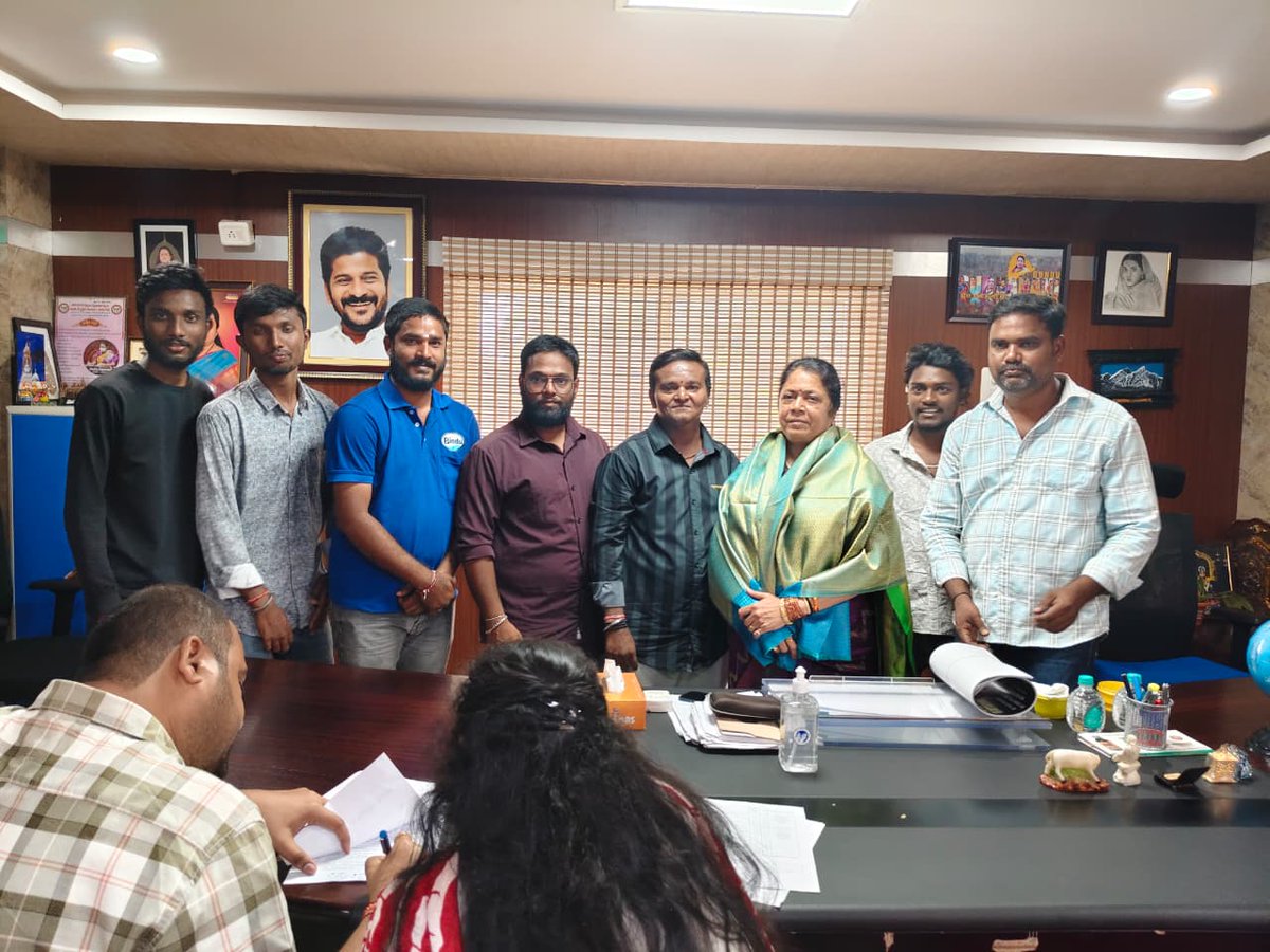 AAFAOnline's tweet photo. వరంగల్: నేడు అల్లు అర్జున్ ఫ్యాన్స్ అసోసియేషన్ ఆధ్వర్యంలో మహిళల్లో గర్భాశయ (సర్వైకల్) క్యాన్సర్ నివారణపై అవగాహన కల్పించే గోడ పత్రికను (Poster) గౌరవనీయ  
గ్రేటర్ వరంగల్ మున్సిపల్ కార్పొరేషన్ మేయర్ గుండు సుధారాణి గారిచే ఆవిష్కరించడం జరిగింది

అల్లు అర్జున్ అభిమానుల సామాజిక స్పృహ అభినందనీయం: వరంగల్ మేయర్ గుండు సుధారాణి
వరంగల్: కేవలం కటౌట్లు, బ్యానర్లకే పరిమితం కాకుండా సమాజానికి ఉపయోగపడే కార్యక్రమాలు చేపట్టడం అల్లు అర్జున్ అభిమానుల గొప్పతనమని గ్రేటర్ వరంగల్ మున్సిపల్ కార్పొరేషన్ మేయర్ గుండు సుధారాణి కొనియాడారు.

వివరాల్లోకి వెళ్తే:
వరంగల్ ఉమ్మడి జిల్లాల అల్లు అర్జున్ ఫ్యాన్స్ అసోసియేషన్ ఆధ్వర్యంలో రూపొందించిన "HPV వ్యాక్సిన్ అవగాహన" పోస్టర్‌ను మేయర్ సుధారాణి గారు శనివారం ఆవిష్కరించారు. ఈ సందర్భంగా ఆమె మాట్లాడుతూ.. ప్రాణాంతకమైన గర్భాశయ క్యాన్సర్‌ను నివారించే HPV వ్యాక్సిన్ పట్ల ప్రజల్లో, ముఖ్యంగా మహిళల్లో చైతన్యం తీసుకురావడానికి యువత ముందుకు రావడం శుభపరిణామమని అన్నారు.
@AAFA_Warangal
మేయర్ గారి వ్యాఖ్యలు:

"సాధారణంగా ఫ్యాన్స్ అంటే సినిమా విడుదలప్పుడు హంగామా చేస్తారు. కానీ, అందుకు భిన్నంగా దేశ సేవలో భాగస్వాములవుతూ ఇలాంటి వినూత్నమైన ఆరోగ్య అవగాహన కార్యక్రమాలు చేపట్టడం ఎంతో ఆనందంగా ఉంది. ఐకాన్ స్టార్ అల్లు అర్జున్ గారికి, వారి అభిమాన సంఘం సభ్యులకు నా ప్రత్యేక కృతజ్ఞతలు."

పాల్గొన్న ముఖ్యులు:
ఈ కార్యక్రమంలో వరంగల్ ఉమ్మడి జిల్లాల అధ్యక్షులు కట్ల రమేష్, జనరల్ సెక్రెటరీ ముప్పు సతీష్, కార్యకర్తలు జనగాని శంకర్, గుమ్మడి నాగేందర్, బిట్టు, మోహన్ కృష్ణ, జయ కృష్ణ మరియు ఇతర అభిమాన సంఘ సభ్యులు పాల్గొన్నారు.
#AAFASupportsHPVDrive
#HPVVaccine
#CervicalCancerAwareness
#SwasthNariViksitBharat