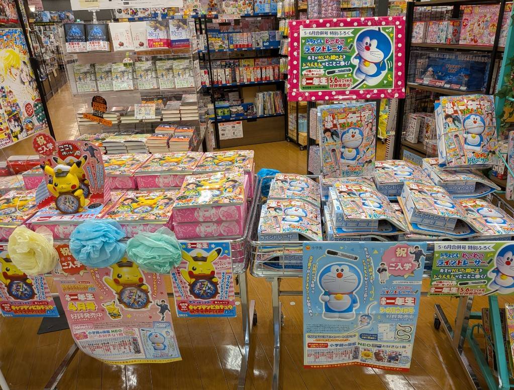 bookstanaka's tweet photo. 今年もピカチューが１０万ボルト⚡で元気なみんなを応援します⚡⚡

#２０２６入学おめでとう
#小学一年生
#小学館
#田中書店イオンモール都城駅前店 https://t.co/PxKGv9O6c0