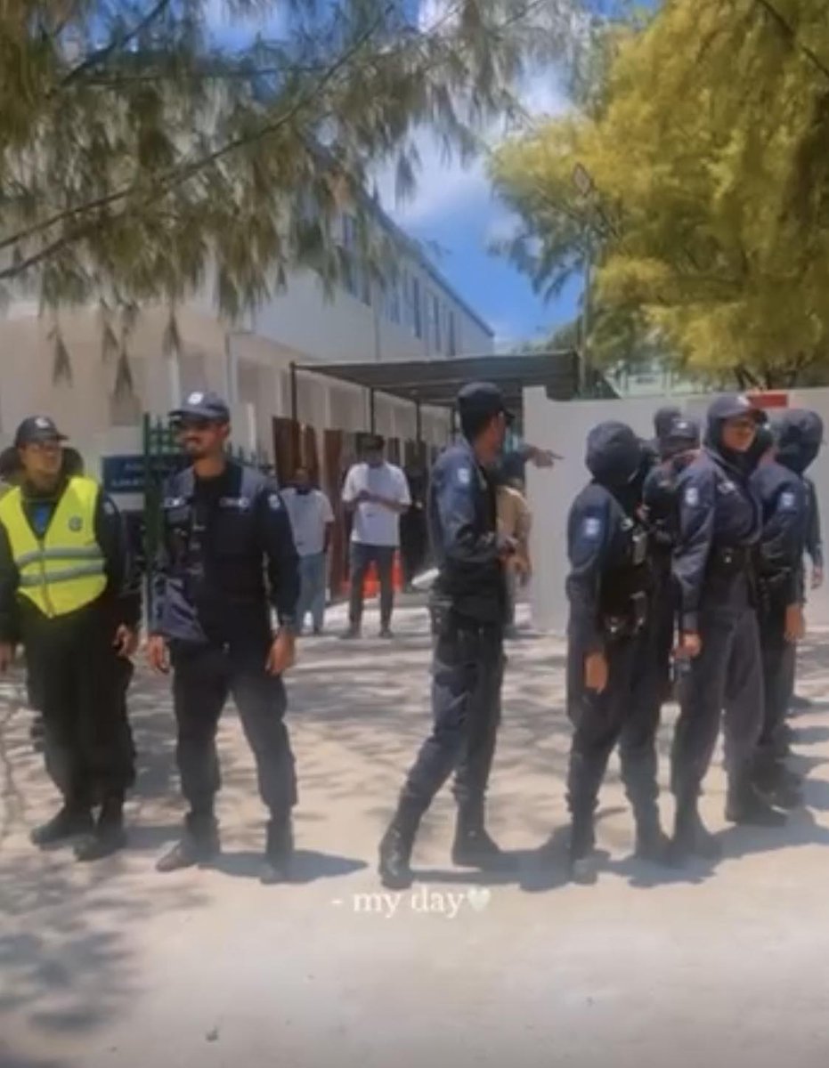 Mihaarunews's tweet photo. ގދ. ގައްދޫގެ ވޯޓުލުން ހުއްޓިފައި. އެ ރަށުން ވާހަކަ ދެއްކި މީހަކު ބުނީ ފުރަތަމަ ހިތްހަމަނުޖެހުނީ މާލޭގައި ގައްދޫގެ ވޯޓު ފޮށި ބަހައްޓާފައި ހުރި ގޮތާ މެދުގައި ކަމަށް. އީސީގައި އެދިގެން ވޯޓު ފޮށި ރޮޓޭޓްކުރުމުން ގައްދޫގައި ވެސް ބޭނުންވީ ވޯޓު ފޮށި ބަހައްޓާފައި ހުރި ގޮތް ބަދަލުކުރަން. އެކަމަކު އެކަން ލަސްވާތީ އެމްޑީޕީގެ މެމްބަރުން ގައްދޫގެ ވޯޓުލާ މަރުކަޒަށް ވަދެ އަޑުގަދަކުރަން ފެށުމުން ޕީއެންސީގެ ބައެއް މެމްބަރުން ވެސް އެތެރެއަށް ވަނީ ކަމަށް. މި އަޑުގަދަކުރުމުގައި ވޯޓުލުން ހުއްޓިފައިވާ ކަމަށް އޭނާ ބުނޭ.
🔗: https://t.co/cGMIzd7eYq