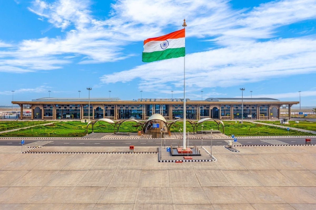 gujarat_plus_'s tweet photo. Surat: India’s quiet economic powerhouse 🔥

No IIT. No IIM. No IT hub. Yet a $65B economy built on scale and execution

🔹 90% of world’s diamonds processed here
🔹 $30B+ diamond exports
🔹 40% of India’s man-made fabric production
🔹 Among fastest growing cities in Asia
🔹 Population ~83 lakh, global impact

No hype. No noise. Just consistent industrial growth