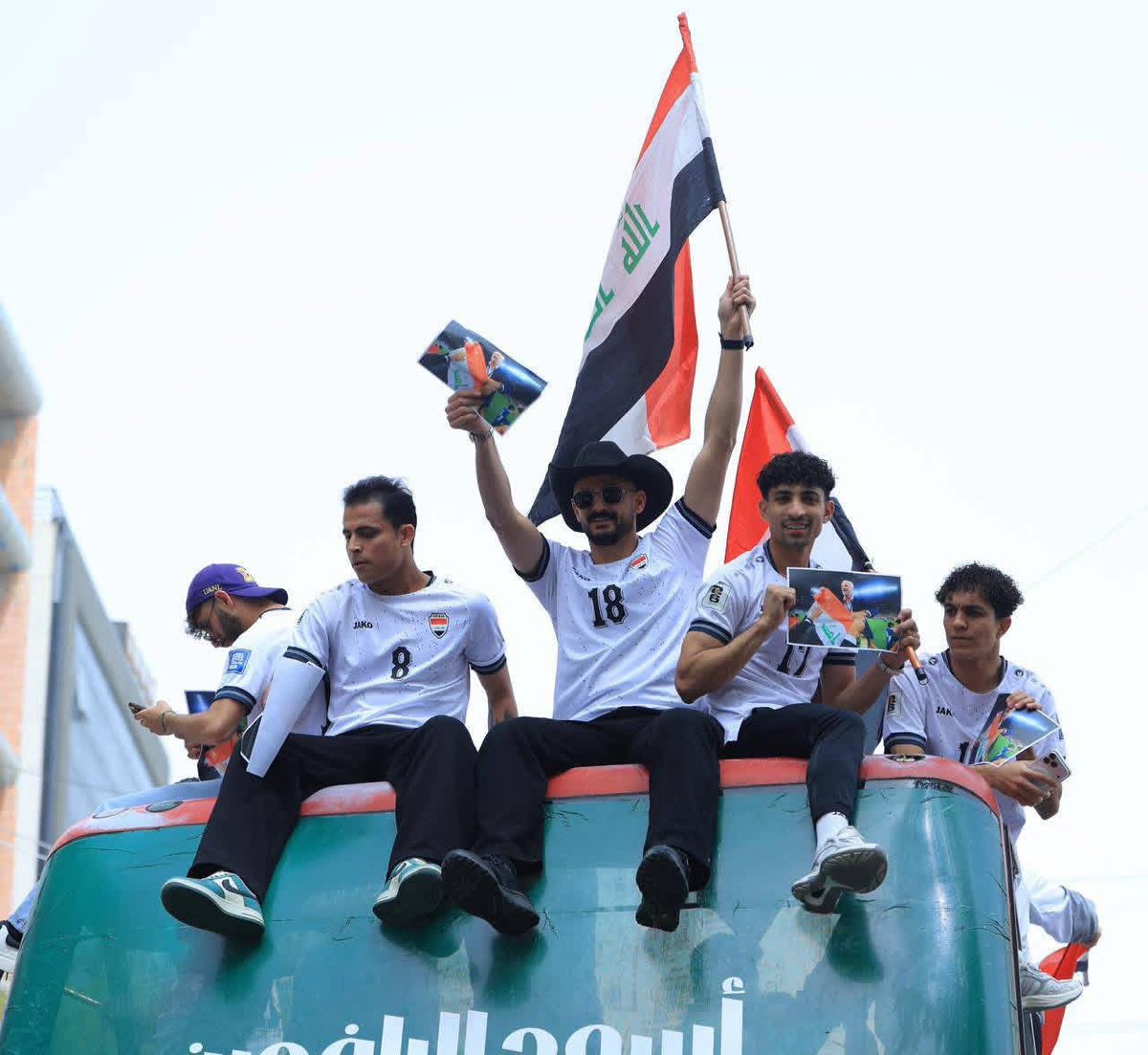 M89RMD's tweet photo. بمشهدٍ مهيب يهزّ القلوب، الجماهير العراقية تزفّ أسود الرافدين في قلب بغداد بعد الإنجاز التاريخي والتأهّل إلى نهائيات كأس العالم 2026 🏆 https://t.co/8g08xLj7wE