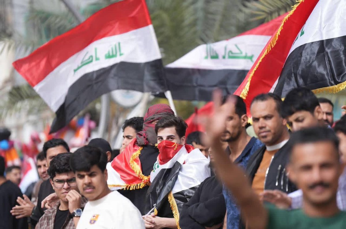 M89RMD's tweet photo. بمشهدٍ مهيب يهزّ القلوب، الجماهير العراقية تزفّ أسود الرافدين في قلب بغداد بعد الإنجاز التاريخي والتأهّل إلى نهائيات كأس العالم 2026 🏆 https://t.co/8g08xLj7wE