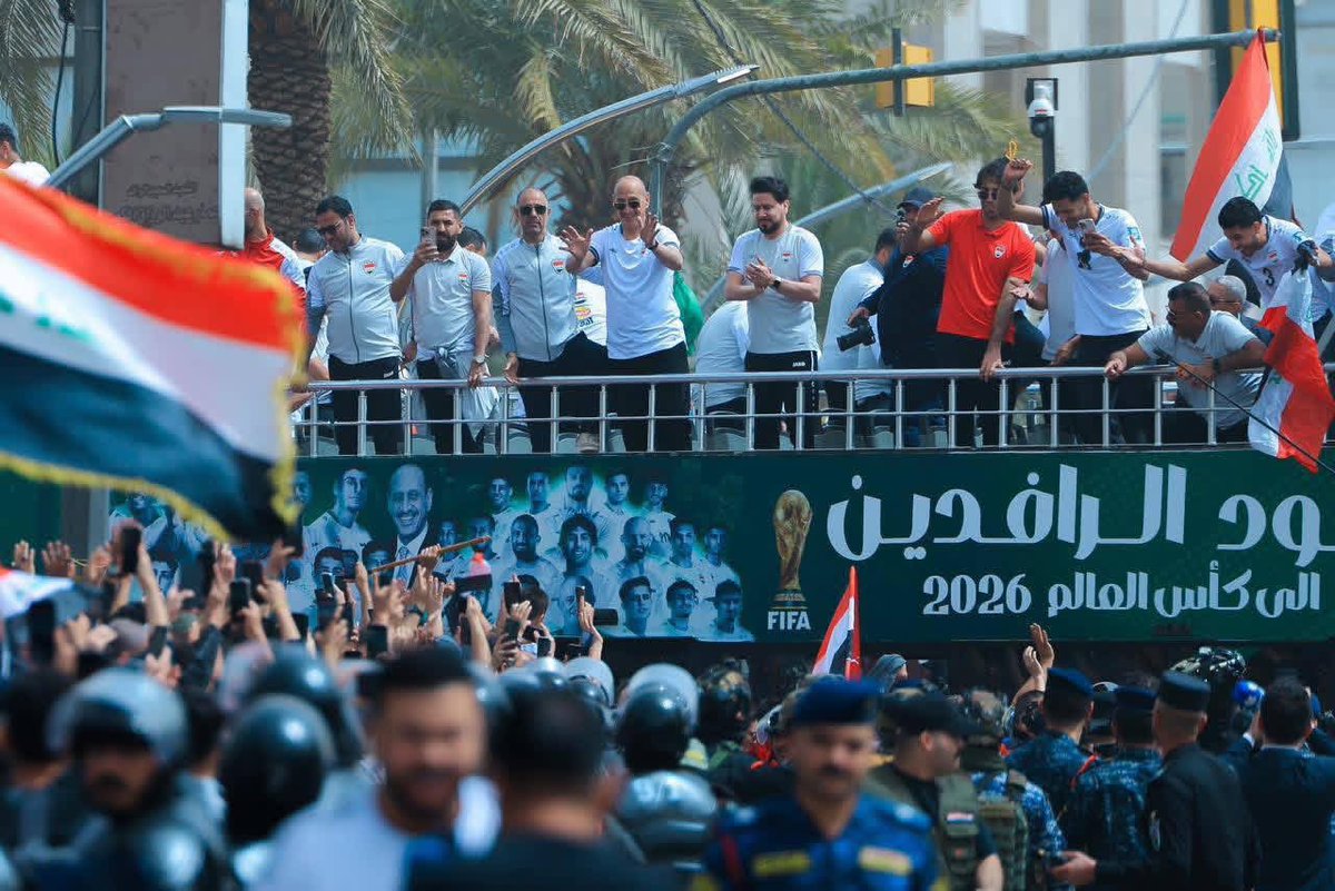 M89RMD's tweet photo. بمشهدٍ مهيب يهزّ القلوب، الجماهير العراقية تزفّ أسود الرافدين في قلب بغداد بعد الإنجاز التاريخي والتأهّل إلى نهائيات كأس العالم 2026 🏆 https://t.co/8g08xLj7wE