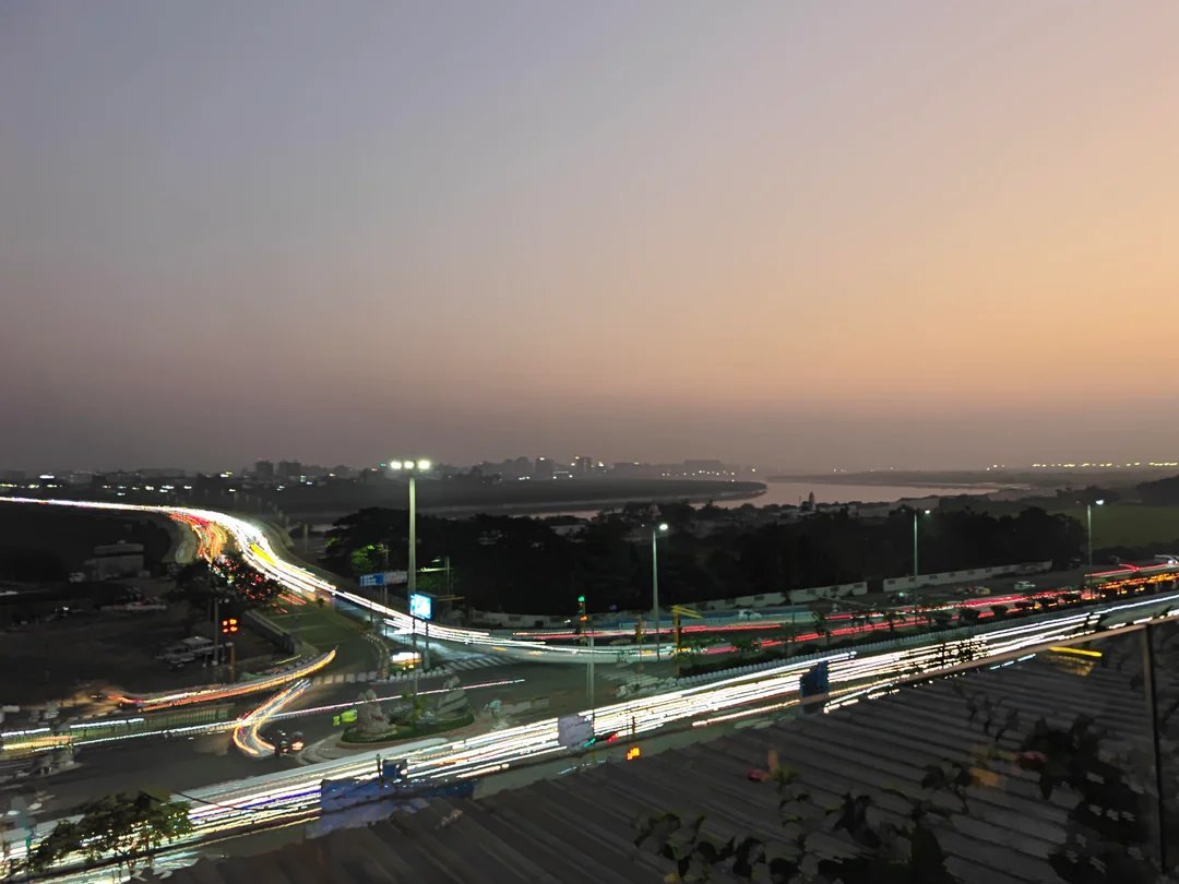 gujarat_plus_'s tweet photo. Surat: India’s quiet economic powerhouse 🔥

No IIT. No IIM. No IT hub. Yet a $65B economy built on scale and execution

🔹 90% of world’s diamonds processed here
🔹 $30B+ diamond exports
🔹 40% of India’s man-made fabric production
🔹 Among fastest growing cities in Asia
🔹 Population ~83 lakh, global impact

No hype. No noise. Just consistent industrial growth