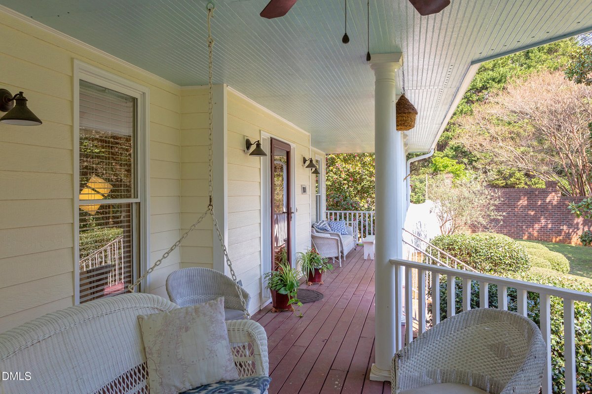 McCormickTeamRE's tweet photo. 100 Glenview Place, Chapel Hill, NC, 27514
4 bed | 2.5 bath 2892 Sq. Ft.
Active | 830000
https://t.co/ymWpR2OQin
Charming home with an inviting front porch that practically calls for a glass of iced tea and a moment to unwind. The bright, cheerful kitchen overlooks a park-like... https://t.co/i5Txy7EyzY