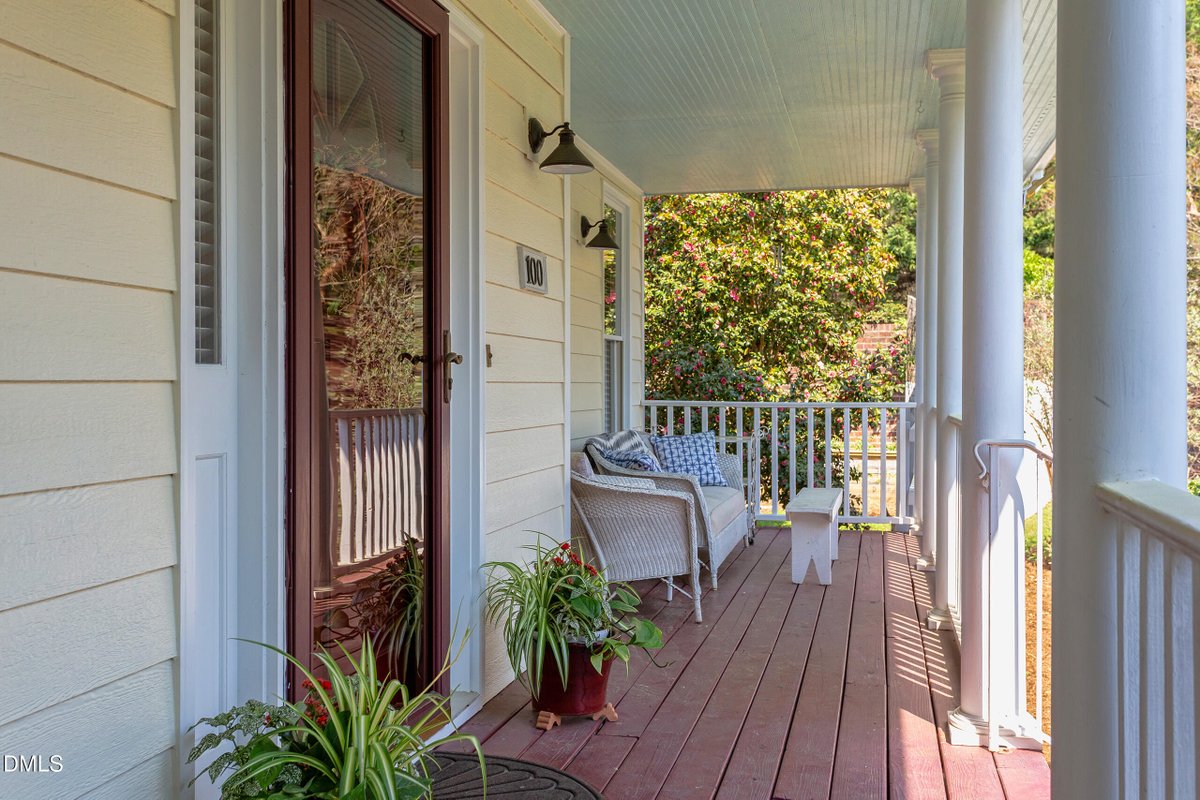 McCormickTeamRE's tweet photo. 100 Glenview Place, Chapel Hill, NC, 27514
4 bed | 2.5 bath 2892 Sq. Ft.
Active | 830000
https://t.co/ymWpR2OQin
Charming home with an inviting front porch that practically calls for a glass of iced tea and a moment to unwind. The bright, cheerful kitchen overlooks a park-like... https://t.co/i5Txy7EyzY
