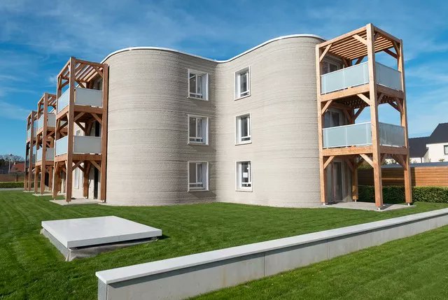 AlexXplore's tweet image. 🇫🇷 L’immeuble ViliaSprint 2 est le premier immeuble collectif imprimé en 3D en Europe, il a été construit à Bezannes dans la Marne.  

🇩🇪 Ses murs porteurs ont été réalisés en moins de 40 jours grâce à une imprimante 3D géante fournie par l’entreprise allemande Peri, avec un