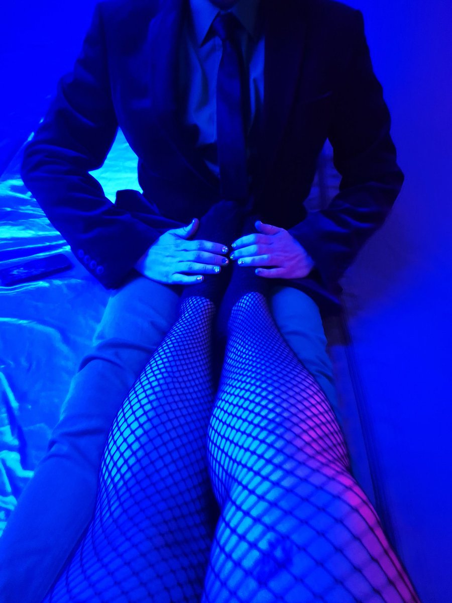 Devious_Nymph87's tweet photo. Stopped for a little rest at an exhibition. Merklyn couldn't hold himself bsck from tickling my feet after this ππππ£π£π£πͺΆπͺΆπͺΆ
#feet #footfetish #feetfetish #buymycontent #neonnailpolish #neoncolours #fishnets #fishnetfriday #sexylegs #sexyfeet #ticklishfeet #tickling https://t.co/xzKutlfJ6V