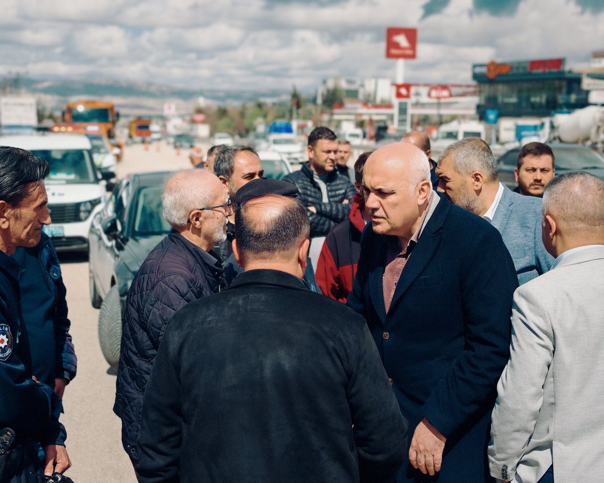 SuleymanAcar06's tweet photo. Bu sabah Kahramankazan Saray mevkiinde meydana gelen elim trafik kazası hepimizi derinden üzmüştür…

Kızılcahamam – Ankara hattında yolcu taşımacılığı yapan Ankara Büyükşehir Özel Halk Otobüsümüzün karıştığı kazanın ardından olay yerine giderek hemşehrilerimizin acısına ortak olduk.

Hayatını kaybeden kıymetli hemşehrimize Allah’tan rahmet, kederli ailesine sabır ve başsağlığı diliyorum.

Yaralı vatandaşlarımıza acil şifalar temenni ediyorum.
