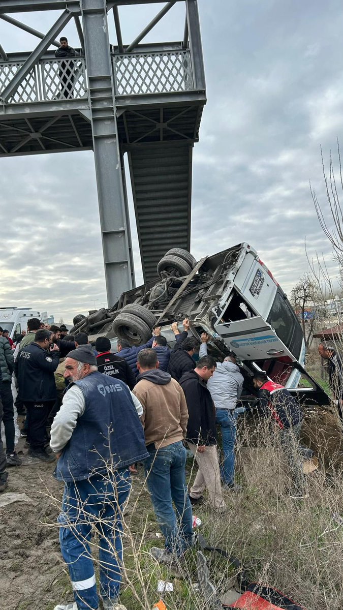 SuleymanAcar06's tweet photo. Bu sabah Kahramankazan Saray mevkiinde meydana gelen elim trafik kazası hepimizi derinden üzmüştür…

Kızılcahamam – Ankara hattında yolcu taşımacılığı yapan Ankara Büyükşehir Özel Halk Otobüsümüzün karıştığı kazanın ardından olay yerine giderek hemşehrilerimizin acısına ortak olduk.

Hayatını kaybeden kıymetli hemşehrimize Allah’tan rahmet, kederli ailesine sabır ve başsağlığı diliyorum.

Yaralı vatandaşlarımıza acil şifalar temenni ediyorum.