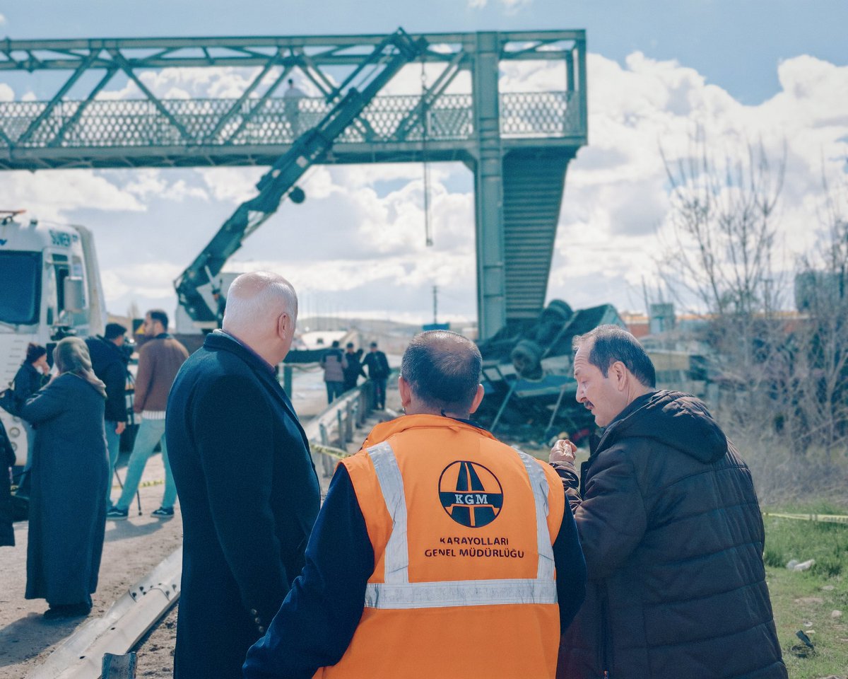 SuleymanAcar06's tweet photo. Bu sabah Kahramankazan Saray mevkiinde meydana gelen elim trafik kazası hepimizi derinden üzmüştür…

Kızılcahamam – Ankara hattında yolcu taşımacılığı yapan Ankara Büyükşehir Özel Halk Otobüsümüzün karıştığı kazanın ardından olay yerine giderek hemşehrilerimizin acısına ortak olduk.

Hayatını kaybeden kıymetli hemşehrimize Allah’tan rahmet, kederli ailesine sabır ve başsağlığı diliyorum.

Yaralı vatandaşlarımıza acil şifalar temenni ediyorum.