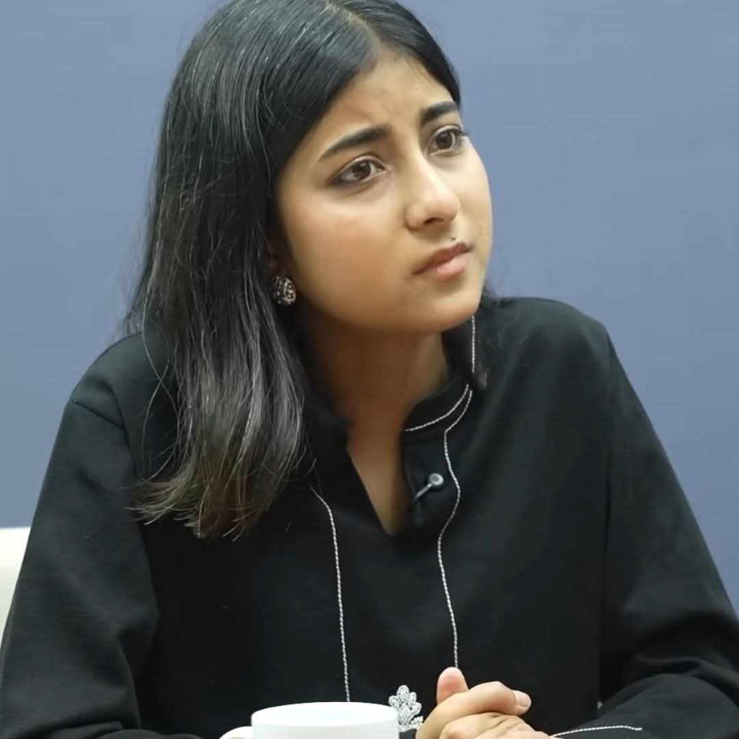 खासमा पिड़ीत को ?
एमालेका नेताद्वरा शारीरिक शोषणमा परेकी जमुना खत्री कि एमालेकै बचाउमा आउँदा साइबर बुलिङमा परेकी अमिशा पराजुली ? 
जमुना प्रति न कुनै मिडीया न कुनै महिलावादी, तर अहिले अमिशालाई मात्रै मिडीयाकर्मी र महिलावादीले हटकेक किन बनाईरहेका छन्? 
पिड़ीत समानता खोई?