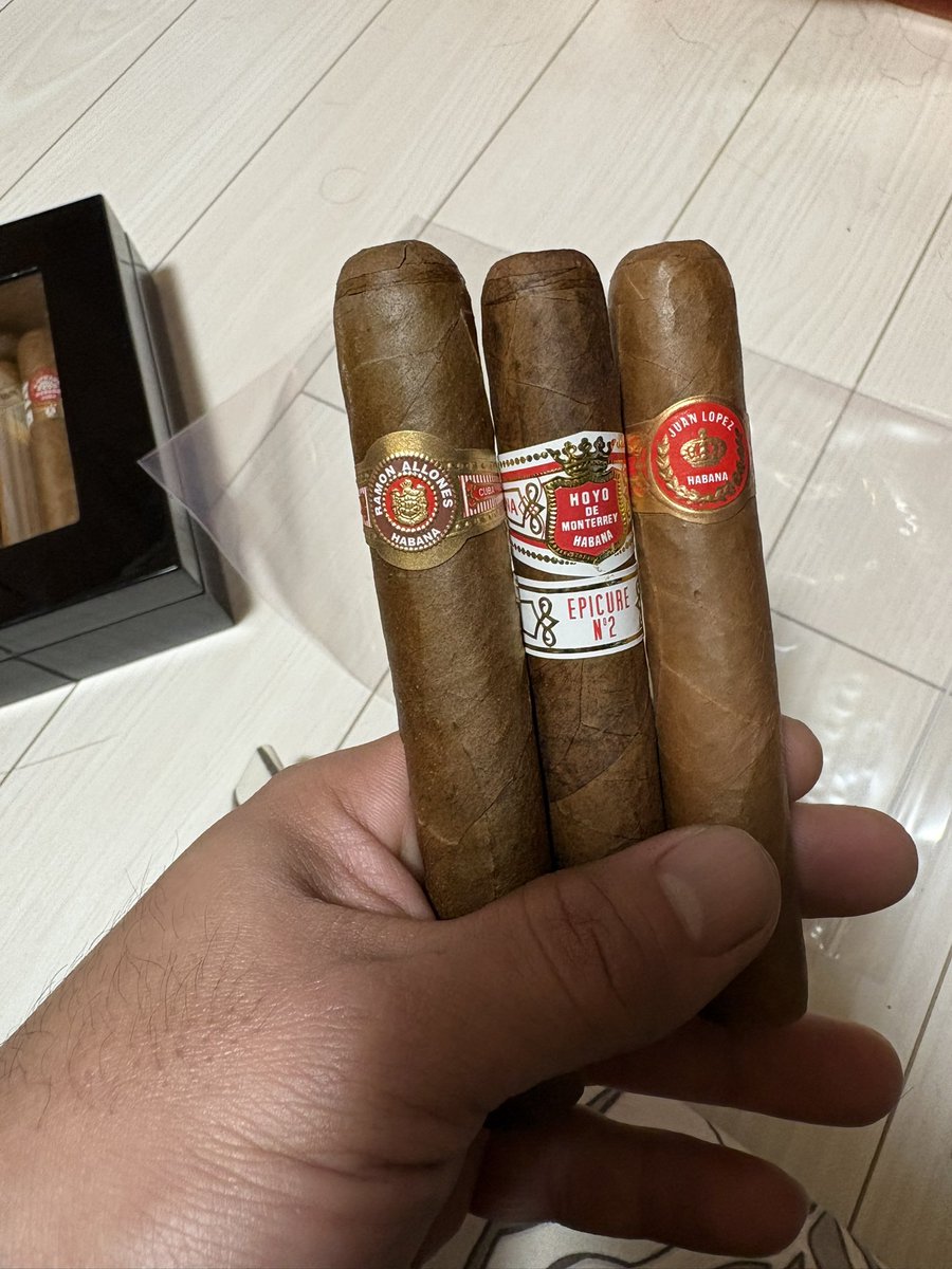 takaTsFactory1's tweet photo. また美味しそうなヤツを買ってしまった…

#協会葉巻
#cigar https://t.co/YguGGc8bp8