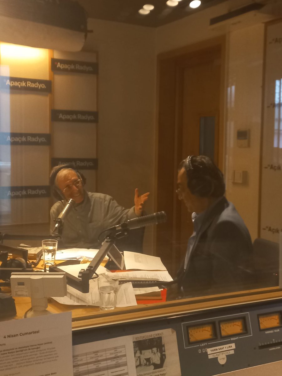 acikradyo's tweet photo. Eraslan Sağlam ve Ömer Madra'yla Şenlik Yayını sürüyor. Ay Carmela dinliyoruz:

"Bombalar bize bir şey yapamaz
Ne fırtına ne de yağmur
Bu şarkının duyulduğu yerde
Ay Carmela
Ay Carmela
Orada kalp kazanır
Ay Carmela
Ay Carmela"

Radyonuz açık kalsın: https://t.co/G7pKpkQTRr https://t.co/xgAOg4OpMS
