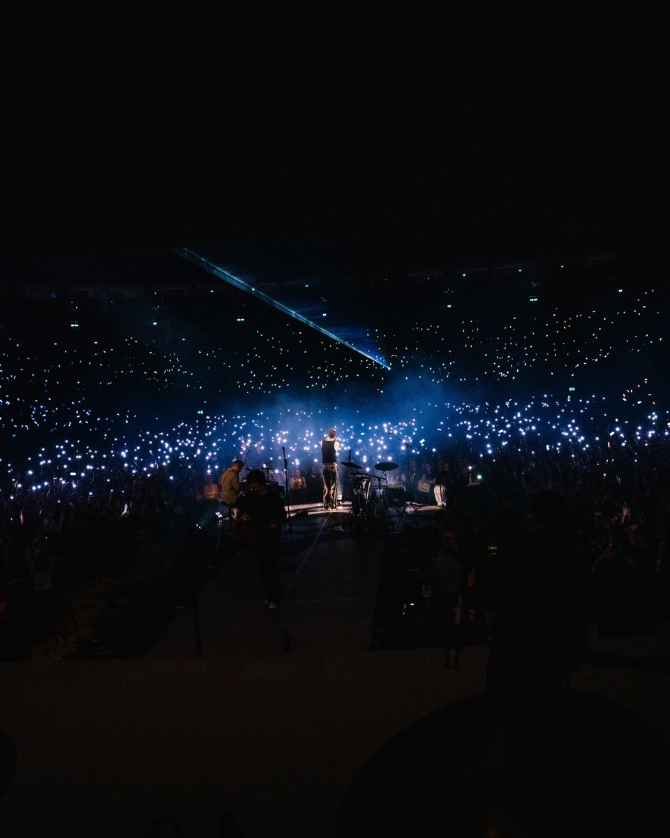 lou_is_blue028's tweet photo. "If every star is an eye in the sky
You'll see angels fly "✨🪽
 - Louis Tomlinson https://t.co/LP9YmKVEsb