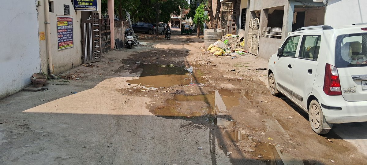 <a href="/Drmohanyad84252/">Dr. mohan yadav Cm</a> 
सोनागिरी B सेक्टर की रोड है, जिसकी शिकायत हम कई बार कर चुके हैं, लेकिन अभी तक कोई स्थायी समाधान नहीं हुआ है।
रोड की स्थिति बहत खराब है, जिससे आने-जाने में काफी परेशानी हो रही है और दुर्घटना की संभावना भी बनी रहती है। बरसात के समय स्थिति गंभीर हो जाती है