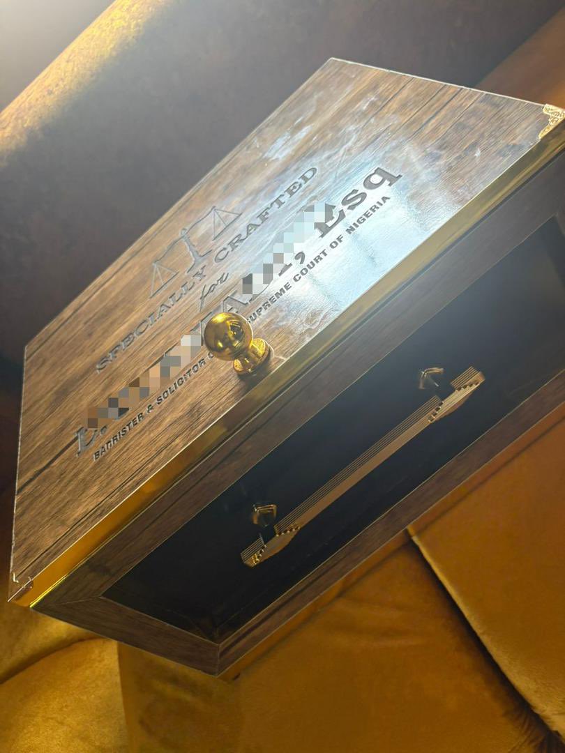 EmenikeChrist13's tweet photo. Another day to remind you that my brand makes call to bar boxes - specially crafted with precision, high level artistry, finesse and quality accessories to give you that outstanding look in your photoshoot.
DM to place your order as we deliver Nationwide.
#calltobar
#wiganggown https://t.co/7DN4dYb7dj