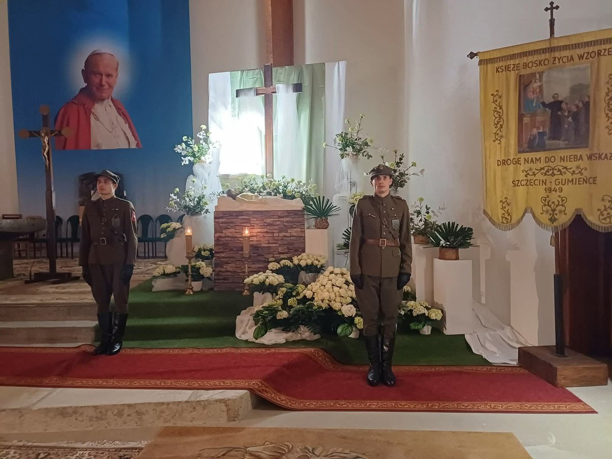 zz__nsz's tweet photo. Trwa adoracja Najświętszego Sakramentu w Grobie Pańskim w Parafii Matki Bożej Różańcowej w Szczecinie. W czuwaniu uczestniczą mężczyźni z Męskiego Różańca oraz delegacja naszego okręgu, pełniąca wartę honorową.
#ZwiązekŻołnierzyNSZ #NarodoweSiłyZbrojne #ZJ #Idea #ZŻNSZ 🦎🐺 https://t.co/UC9Owj7zr6
