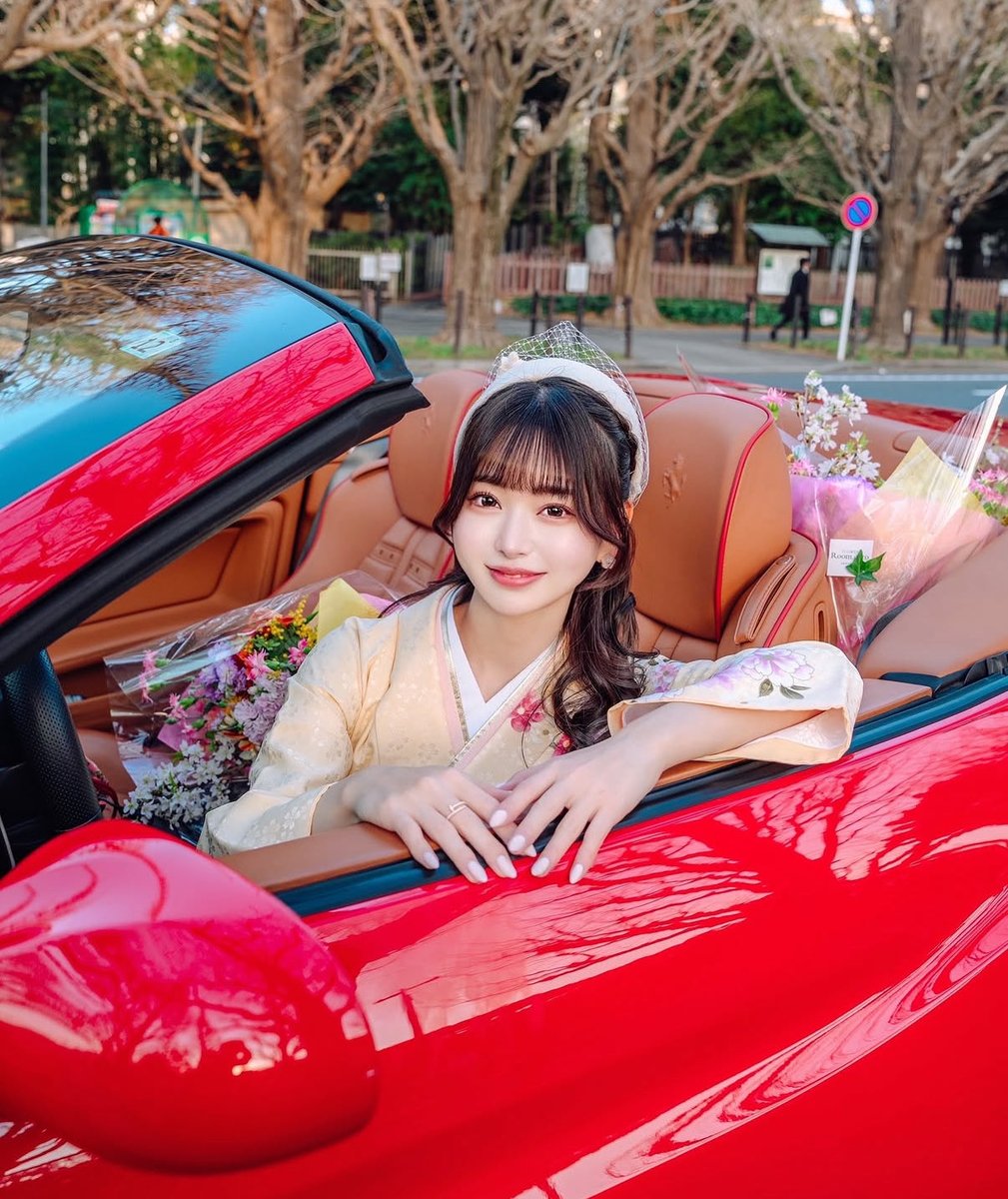 ko__ko__ko__ko_'s tweet photo. 最近青学を卒業して、フェラーリやマクラーレン乗り回してるこの爆美女はナニモノ⁉️⁉️⁉️ https://t.co/bpyFJkbgnr