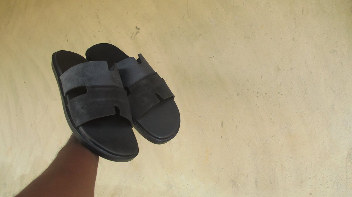 Two faced Hermes✨
Available in all sizes 💯

#footwear 
#slides