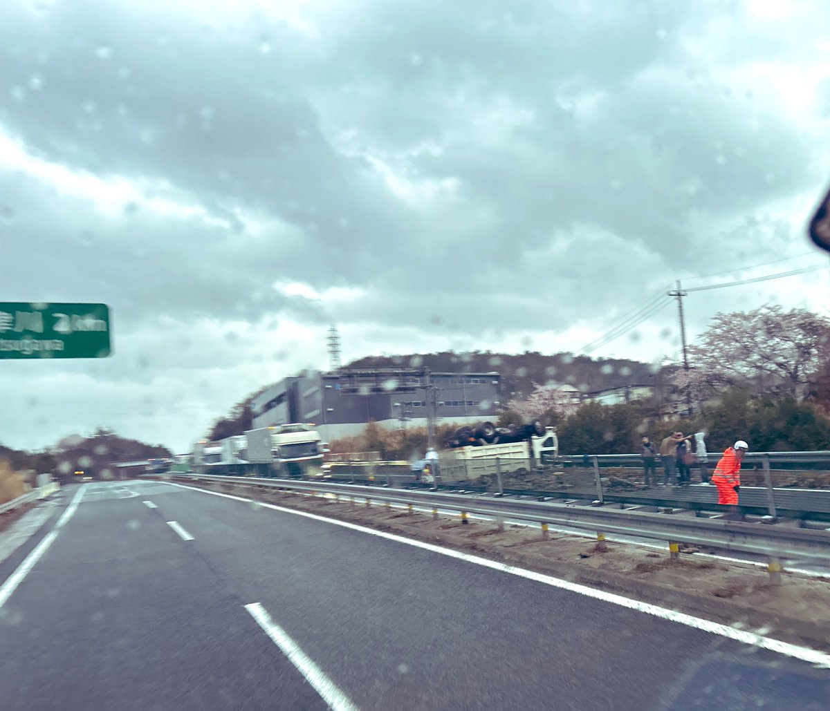 Nise_Inapa_178's tweet photo. 中央道下り事故！
中津川インター先が通行止め！
中型ダンプが横転し積み荷のコンクリートガラが散乱、2車線を塞いでる！ https://t.co/86Z8vXLzkm