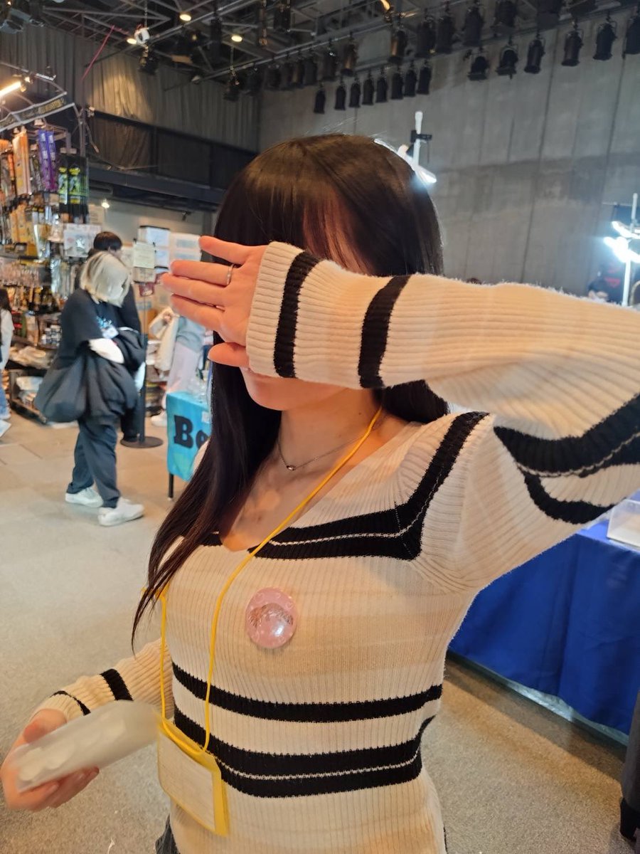 すねて tweet media