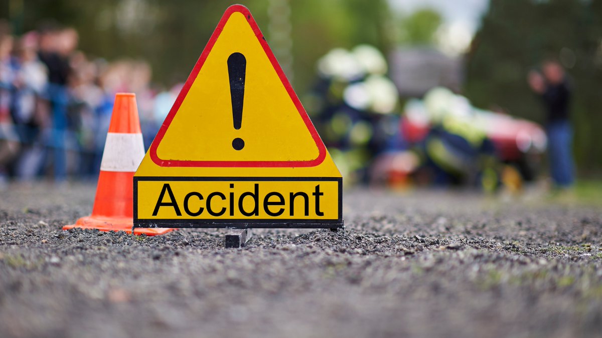dailysunsa's tweet photo. Heartbreaking!๐ Three pedestrians, including two kids, lost their lives on the N4 between Machadodorp and Belfast after they were hit by a car .๐จ #Mpumalanga #N4Crash #ArriveAlive #DailySunNews https://t.co/6nyIyKoZxx https://t.co/btdgF1v2xK