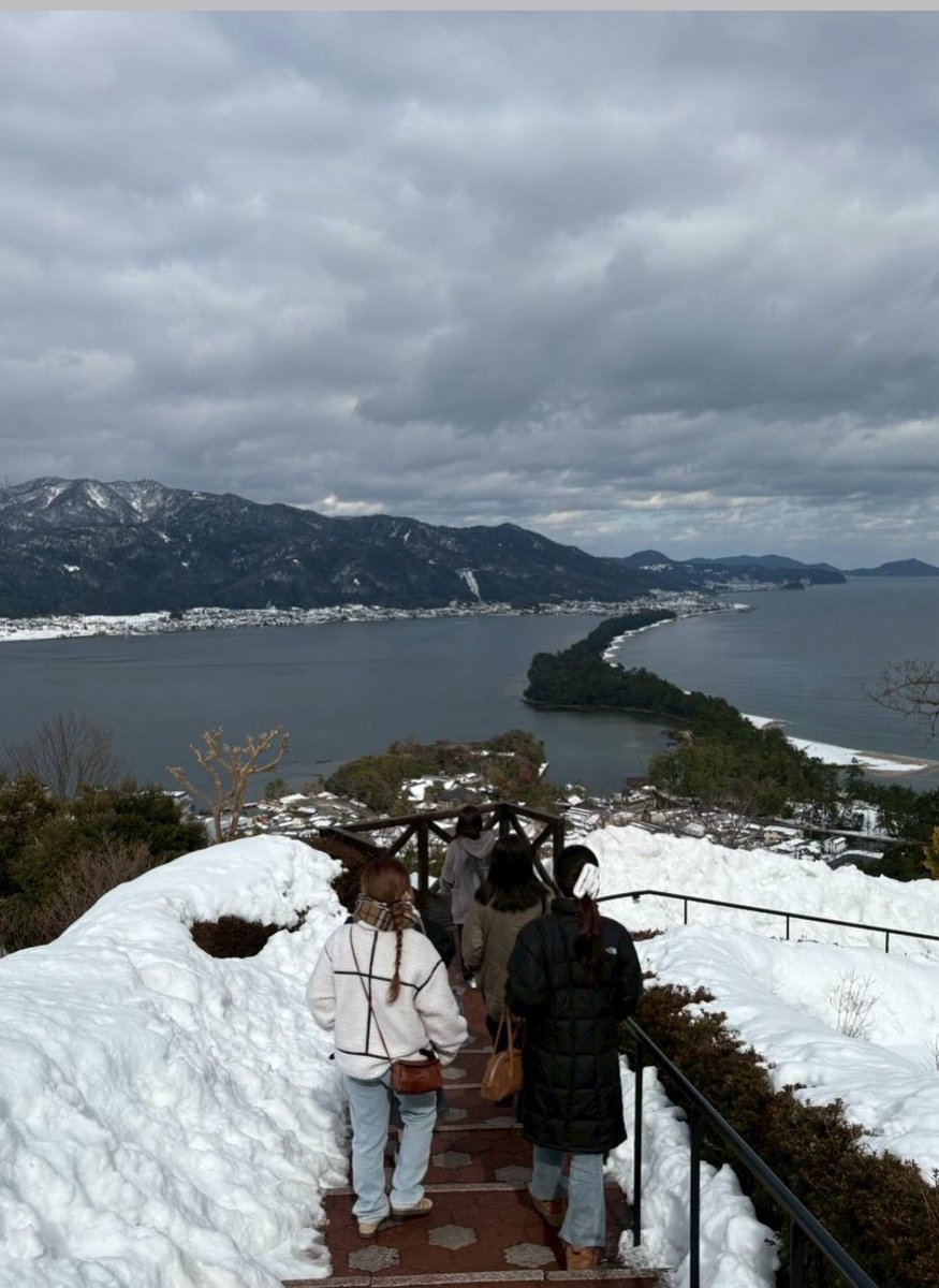 RyukokuKobi's tweet photo. 春合宿2日目！
まずは智恩寺へ参拝。文殊の知恵を授かれる御利益のあるお餅が有名です☝🏻️🌟
日本三景の1つである天橋立の景色は圧巻！
お昼は海鮮丼を食べ、お土産を買って、春合宿最後の時間まで楽しみました🔆

#龍谷大学 #古美術研究会 #春から龍谷  #春から龍大  #春から龍谷大学 https://t.co/FNPAjRke1v