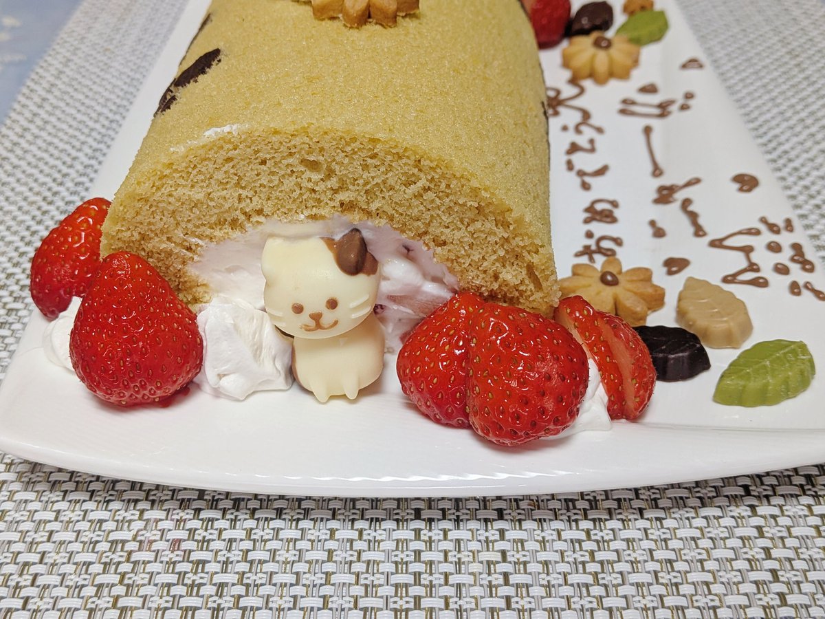 tory139's tweet photo. 義母さんの誕生日祝いに作ったニャンニャンロールケーキ(=^・^=) https://t.co/B0nNnCz3gl