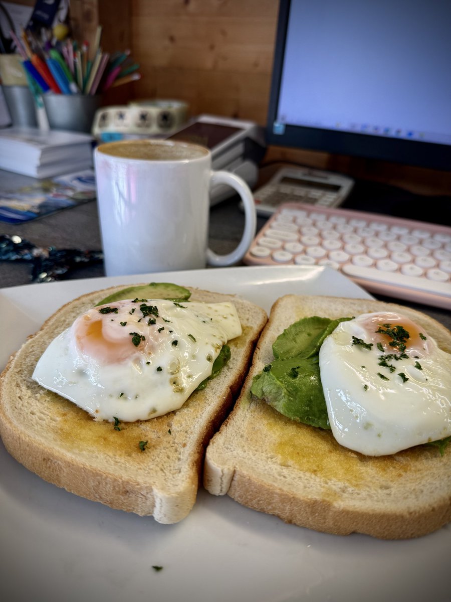 EdithCameron6's tweet photo. Benefit of having a nice pub next to the outdoor office.
#friedeggs🍳🍳 https://t.co/9VzCCK7K84
